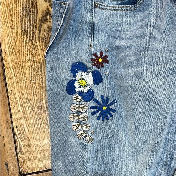 Embroidered Distressed Blue Jeans in box 18 - Picture 3 of 7